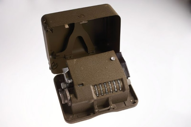 Hộp mật mã M-209 là một thiết bị được quân đội Mỹ sử dụng trong Thế chiến II để mã hóa các thông tin quân sự quan trọng với khả năng mã hóa đáng nể và kích cỡ nhỏ đến khó tin.