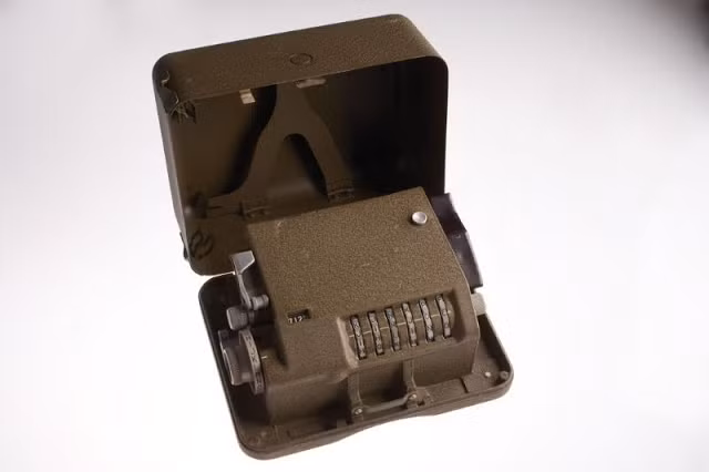 Hộp mật mã M-209 là một thiết bị được quân đội Mỹ sử dụng trong Thế chiến II để mã hóa các thông tin quân sự quan trọng với khả năng mã hóa đáng nể và kích cỡ nhỏ đến khó tin.