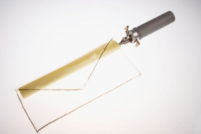 Dụng cụ bóc thư đặc biệt này là một loại vật dụng được sử dụng để lấy các bức thư bên trong phong bao mà không bị lộ.