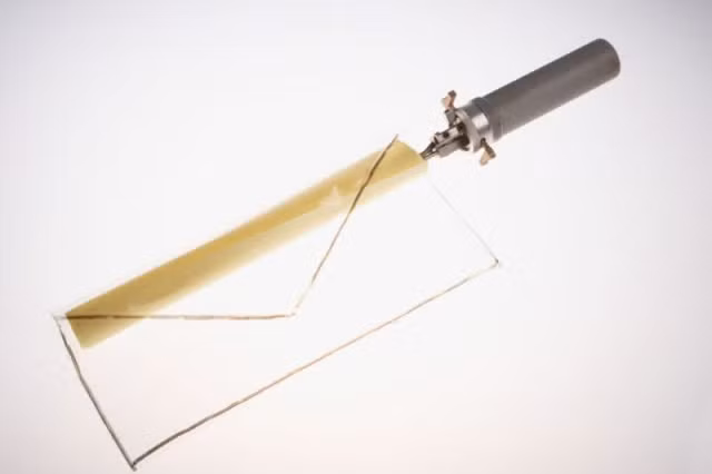 Dụng cụ bóc thư đặc biệt này là một loại vật dụng được sử dụng để lấy các bức thư bên trong phong bao mà không bị lộ.