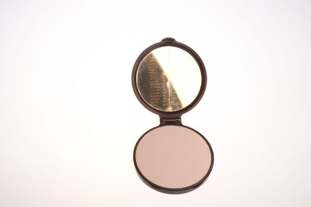 Đây cũng là một sản phẩm khác dành cho các nữ điệp viên. Người này có thể đọc mật mã một cách bí mật từ chiếc gương trong khi giả vờ trang điểm. Những mật mã này chỉ có thể trông thấy từ những góc nhất định.