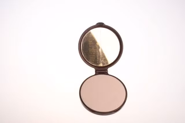 Đây cũng là một sản phẩm khác dành cho các nữ điệp viên. Người này có thể đọc mật mã một cách bí mật từ chiếc gương trong khi giả vờ trang điểm. Những mật mã này chỉ có thể trông thấy từ những góc nhất định.