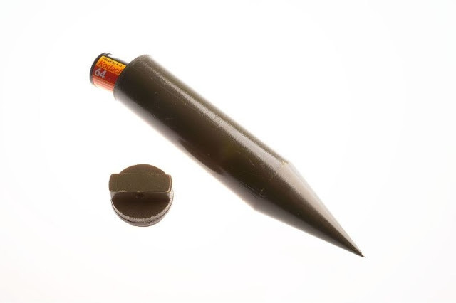 Đầu Dead-Drop thường được sử dụng để trao đổi thông tin một cách bí mật. Tài liệu sẽ được giấu bên trong và đầu nhọn này được cắm xuống đất tại vị trí mà người nhận thông tin sẽ tới lấy.