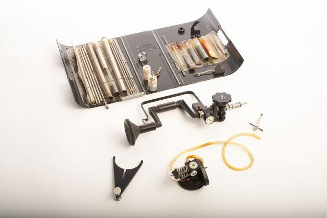 Là một sản phẩm của CIA vào đầu những năm 1960, máy khoan “Belly Buster” gồm nhiều bộ phận khác nhau và được sử dụng để khoan các lỗ trên tường và lắp đặt các thiết bị nghe lén vào đó.