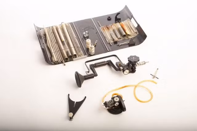 Là một sản phẩm của CIA vào đầu những năm 1960, máy khoan “Belly Buster” gồm nhiều bộ phận khác nhau và được sử dụng để khoan các lỗ trên tường và lắp đặt các thiết bị nghe lén vào đó.