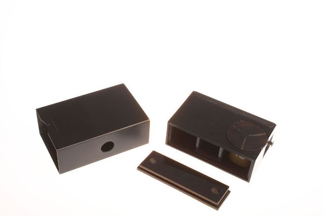 Máy ảnh "bao diêm" là sản phẩm được thiết kế cho Cơ quan Tình báo Chiến lược Mỹ (OSS). "Vũ khí" đặc biệt của các điệp viên này có kích cỡ chỉ bằng một bao diêm và có thể được ngụy trang bằng cách dán nhãn lên để nó trông như một bao diêm thực thụ.