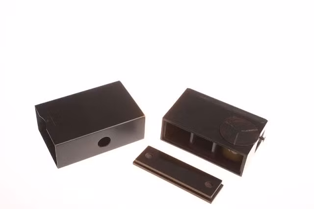 Máy ảnh "bao diêm" là sản phẩm được thiết kế cho Cơ quan Tình báo Chiến lược Mỹ (OSS). "Vũ khí" đặc biệt của các điệp viên này có kích cỡ chỉ bằng một bao diêm và có thể được ngụy trang bằng cách dán nhãn lên để nó trông như một bao diêm thực thụ.