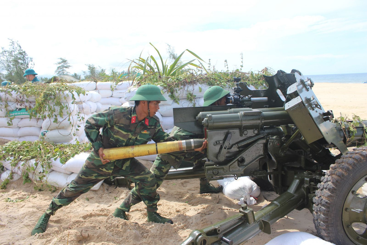 Trong ảnh là pháo dã chiến D-44 của pháo binh Việt Nam, pháo sử dụng đạn tiêu chuẩn 85mm có tầm bắn tối đa hơn 15km. Với một số loại đạn xuyên giáp do Liên Xô phát triển, đạn pháo của D-44 có thể bắn xuyên lớp giáp thép cán có độ dày 100-180mm từ khoảng cách 1.000m. Nguồn ảnh: Quân đội Nhân dân.