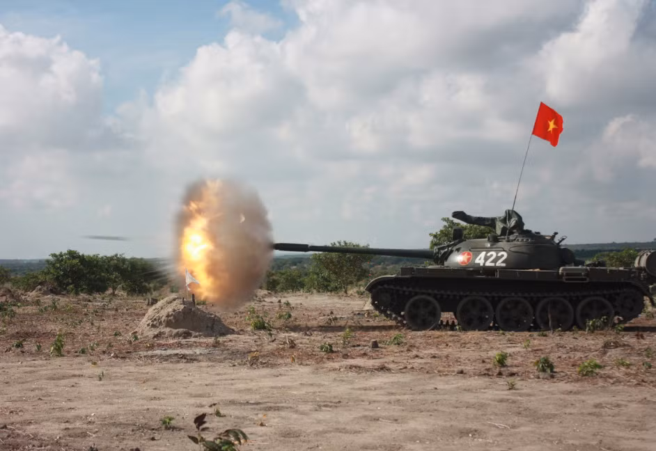 Đây có thể xem là một trong những điểm yếu của dòng xe tăng T-54/55 trong môi trường tác chiến hiện đại, khi các mẫu đạn pháo 100mm mà chúng đang sử dụng đã có phần lỗi thời. Bản thân xe tăng T-54/55 cũng được trang bị các mẫu đạn chống tăng xuyên giáp tiên tiến APDS và APFSDS nhưng chúng đều được chế tạo bởi công nghệ cũ. Nguồn ảnh: Quân đội Nhân dân.