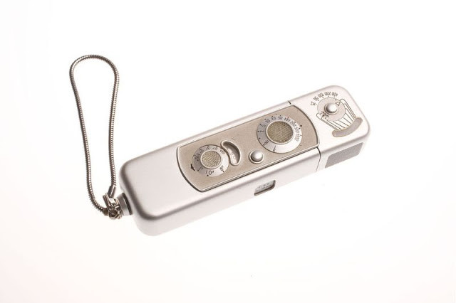 Chiếc camera mini từng là thiết bị gián điệp được sử dụng nhiều nhất trên thế giới. Sản phầm này là thiết kế của một kỹ sư Latvia năm 1937. Với kích cỡ nhỏ gọn, chiếc camera này có thể nằm gọn trong lòng bàn tay và vào thời điểm nó ra đời, nó thậm chí đã được coi là một "siêu phẩm" công nghệ.