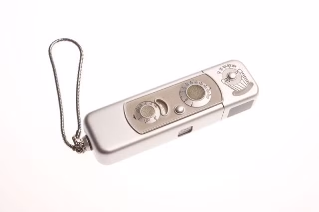Chiếc camera mini từng là thiết bị gián điệp được sử dụng nhiều nhất trên thế giới. Sản phầm này là thiết kế của một kỹ sư Latvia năm 1937. Với kích cỡ nhỏ gọn, chiếc camera này có thể nằm gọn trong lòng bàn tay và vào thời điểm nó ra đời, nó thậm chí đã được coi là một "siêu phẩm" công nghệ.