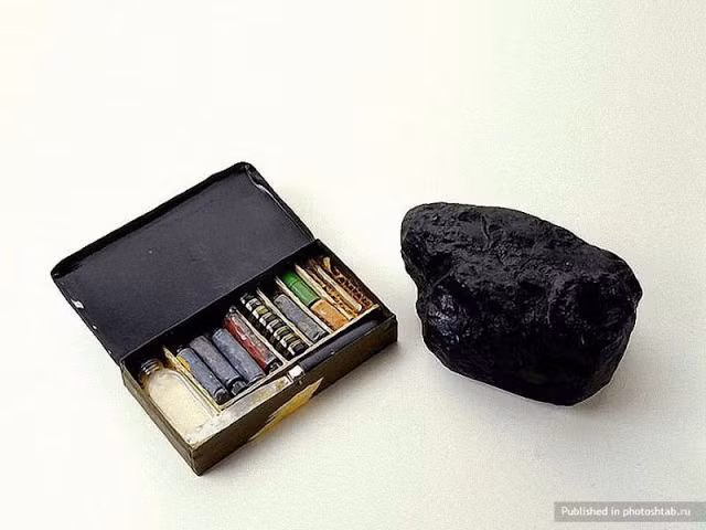 Hộp màu này thực chất là một quả bom mà CIA đã cầu kỳ ngụy trang thành.