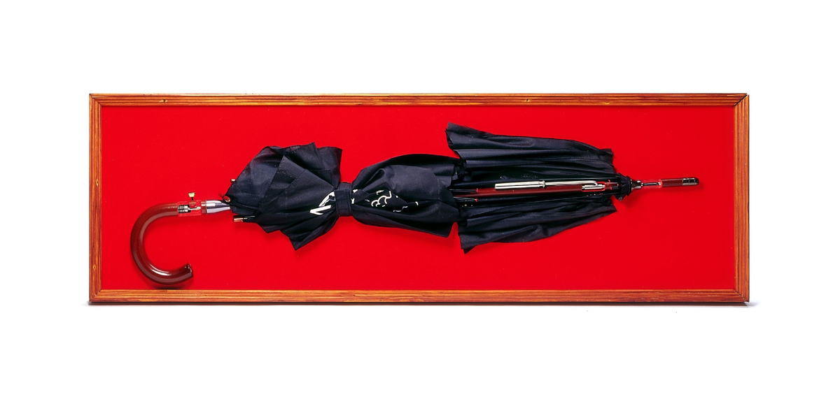 Điệp viên có thể sử dụng chiếc ô này như một "khẩu súng" để bắn tên độc vào kẻ thù ở cự ly gần.