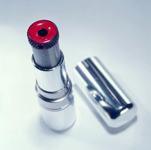 Ít ai biết rằng thỏi son với khẩu súng 4.5 mm được giấu bên trong này là một thiết bị không thể thiếu của điệp viên KGB - cơ quan an ninh và tình báo của Liên Xô.