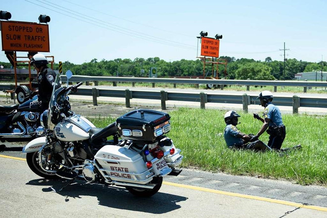 Theo cảnh sát Lake Charles, hai phó cảnh sát trưởng của Giáo xứ Calcasieu và một sĩ quan cảnh sát Sulphur đã va chạm trên Xa lộ Liên tiểu bang 210 qua phố Broad ở Lake Charles. Ảnh: AFP.