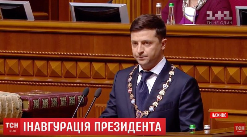 Phát biểu nhậm chức tại trụ sở Quốc hội ở Kiev, ông Zelensky tuyên bố: “Tôi cam kết bảo vệ chủ quyền và sự độc lập của Ukraine bằng tất cả những việc làm của tôi, quan tâm đến phúc lợi của Tổ quốc và người dân, bảo vệ các quyền và tự do của công dân, tuân thủ Hiến pháp và pháp luật của Ukraine, thực hiện nghĩa vụ và trách nhiệm của mình vì lợi ích của tất cả đồng bào, nâng cao uy tín của Ukraine trên thế giới". Ảnh: Tân Tổng thống Ukraine Vladimir Zelensky. (Nguồn ảnh: Gazeta.ru)
