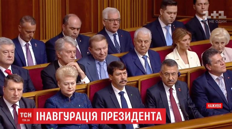 Ngoài ra, ông Zelensky cũng tuyên bố giải tán quốc hội. Tân Tổng thống Ukraine còn kêu gọi người dân nước này đoàn kết. Dự kiến, cuộc bầu cử Quốc hội Ukraine sẽ diễn ra vào tháng 10 tới. Ảnh: Các cựu Tổng thống Ukraine hàng sau (Poroshenko, Yushenko, Kuchma...) Hàng trước các quan khách tại lễ nhậm chức Tổng thống của ông Zelensky.