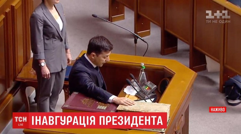 Ông Zelensky đọc lời tuyên thệ tại trụ sở Quốc hội Ukraine