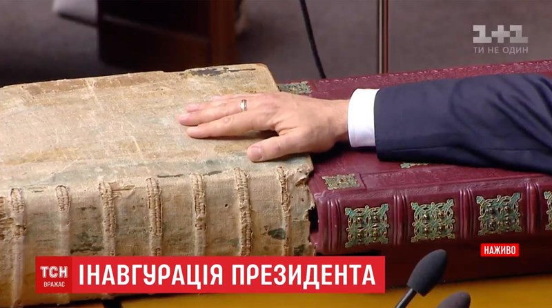 Ông Zelensky đặt tay lên Hiến pháp Ukraine