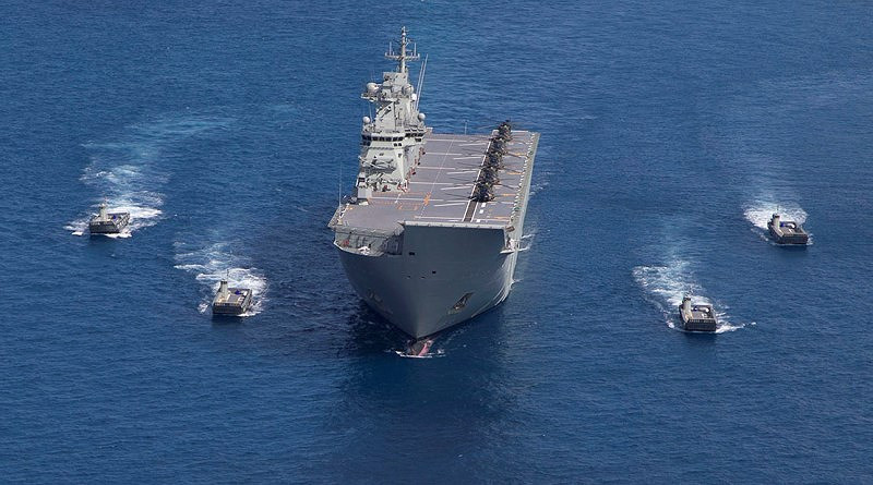 Theo yêu cầu từ hải quân Australia, tàu HMAS Canberra phải có khả năng chuyên chở 1.000 lính thủy đánh bộ cùng 150 xe bọc thép các loại, bao gồm cả các xe tăng M1A1 trong biên chế lục quân Australia.