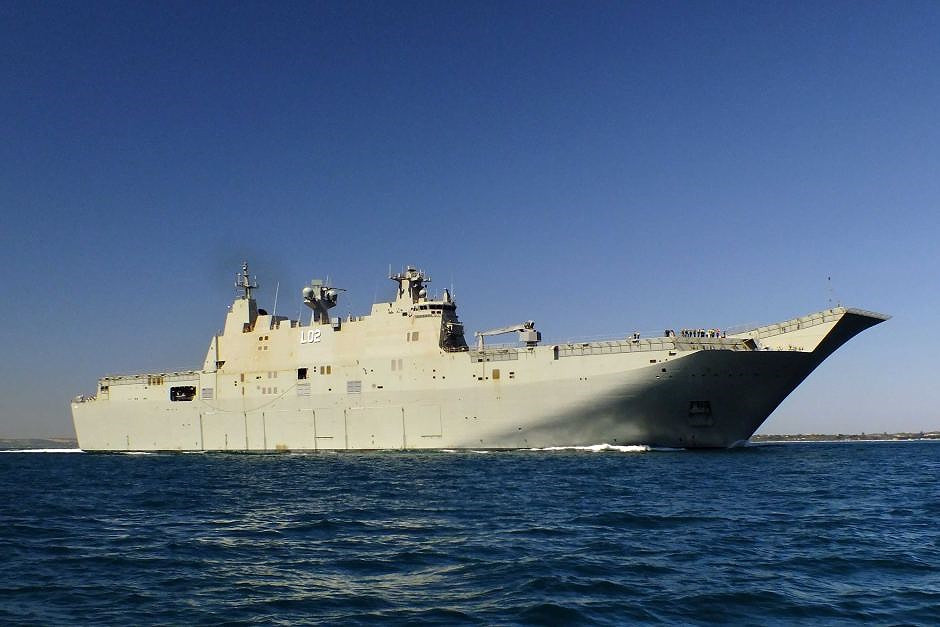 So với những tàu đổ bộ chở trực thăng khác, chiếc HMAS Canberra giống với tàu sân bay hơn cả khi có phần boong được thiết kế với đường cất hạ cánh kiểu nhảy cầu.