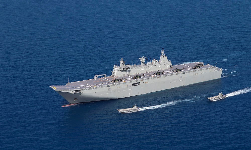 Thông số cơ bản của chiếc HMAS Canberra bao gồm chiều dài 230,82 m; chiều rộng 32 m; mớn nước 7,08 m; lượng giãn nước tiêu chuẩn 27.500 tấn, đầy tải 30.300 tấn.