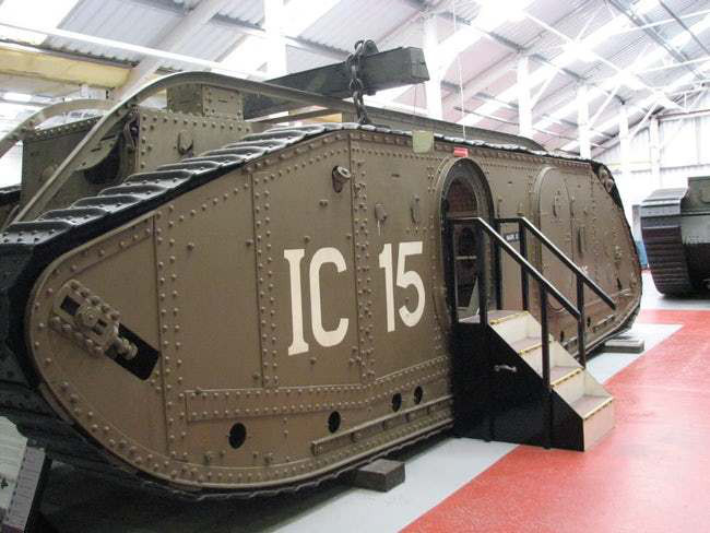 Mark IX là xe tăng do Anh sản xuất và cũng là xe tăng bọc thép đầu tiên có thể chở tới 16 người.