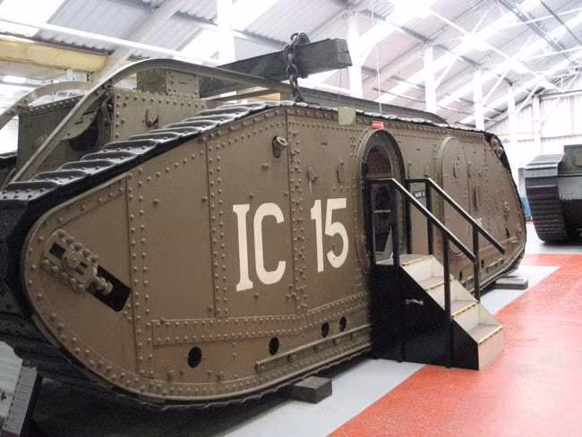 Mark IX là xe tăng do Anh sản xuất và cũng là xe tăng bọc thép đầu tiên có thể chở tới 16 người.