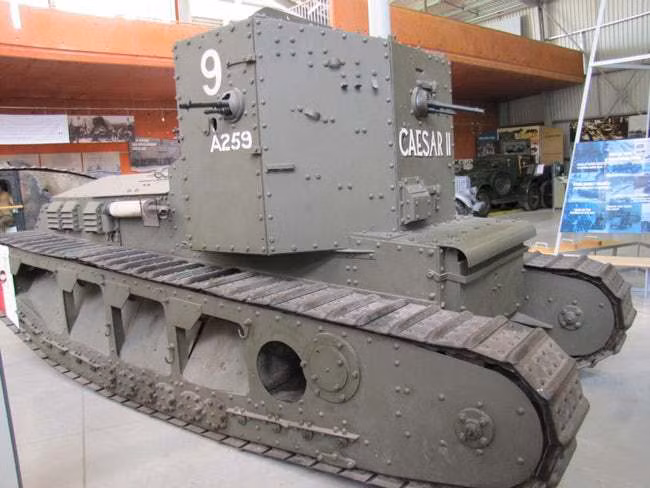 Xe tăng hạng nhẹ Whippet của Anh có khả năng tấn công chớp nhoáng và là nỗi khiếp đảm của lực lượng bộ binh nhưng lớp bọc thép của nó quá mỏng và kích cỡ của xe tăng này cũng quá nhỏ khi đương đầu với những "quái vật" siêu tăng khác.