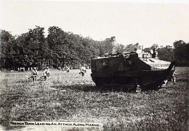 Schneider CA1 là xe tăng đầu tiên của Pháp được thiết kế để có thể đi qua hàng rào dây thép gai. Tuy nhiên, xe tăng này khi đi vào hoạt động đã cho thấy những hạn chế khi di chuyển chậm, cồng kềnh, và hệ thống thông gió thường khiến các binh lính trong xe bị ngạt.