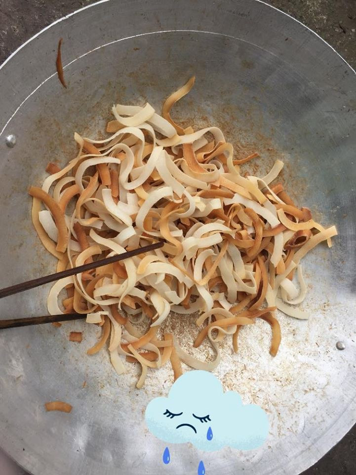 Dù nghe qua thì đơn giản nhưng mứt dừa tự làm được thành công thì không phải chị em nào cũng có thể trổ tài được.