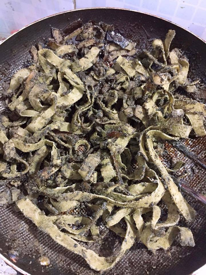 Trong mùa Tết, nhiều chị em cũng đã thất bại với món mứt dừa đơn giản nhất bởi nhiều lý do như: cho quá ít đường mứt không đủ độ kết dính, để lửa to khiến đường bị bén, sên mứt chưa đủ khô, cho quá nhiều gấc tạo màu khiến mứt dừa không sên khô được…