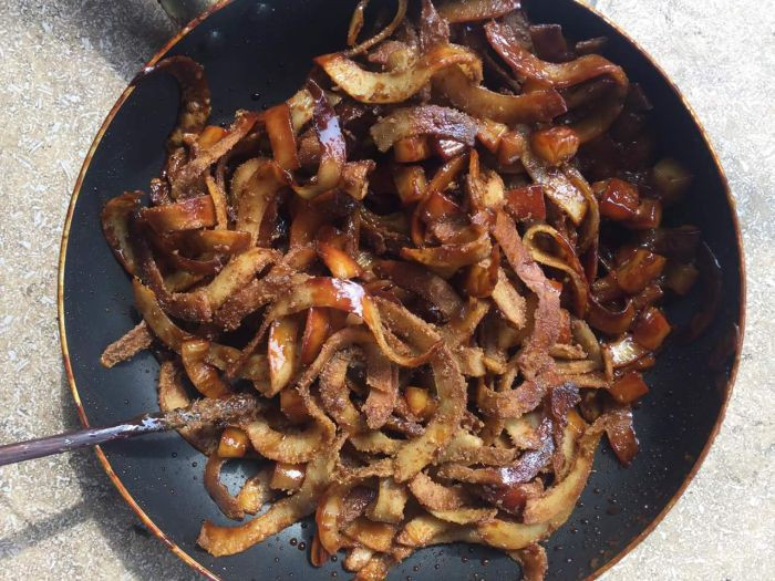 Mứt dừa vị cà phê sên chưa đủ độ khô nên để một chút đã bị ưởi và ướt trở lại.