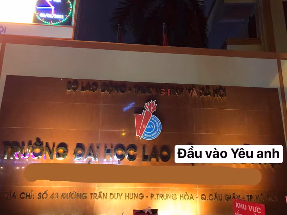 Mới đây, những cô cậu học trò đã hưởng ứng theo trào lưu này bằng cách dùng tên các trường Đại học và nối câu. Rất nhanh chóng những cái tên mới của nhiều ngôi trường nổi tiếng đã xuất hiện, gây cười trong cộng đồng mạng.