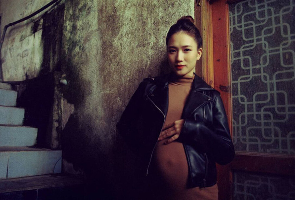 Có thể thấy dù đang trong thời gian thai kỳ nhưng cựu hot girl vẫn cực kỳ xinh đẹp, có sự thăng cấp về mặt nhan sắc.