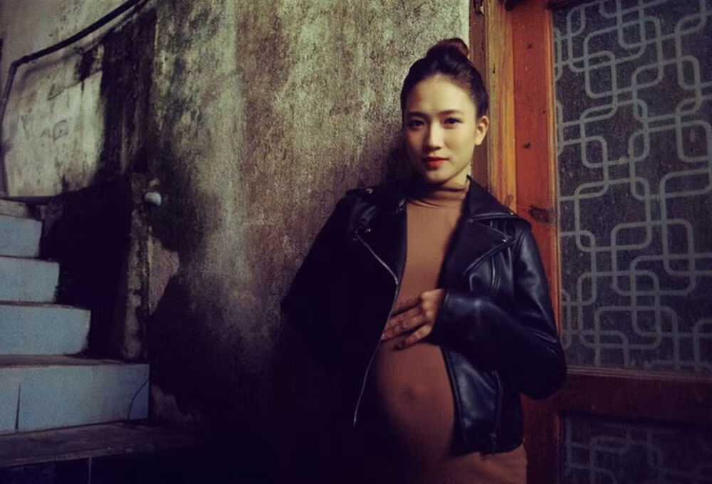 Có thể thấy dù đang trong thời gian thai kỳ nhưng cựu hot girl vẫn cực kỳ xinh đẹp, có sự thăng cấp về mặt nhan sắc.