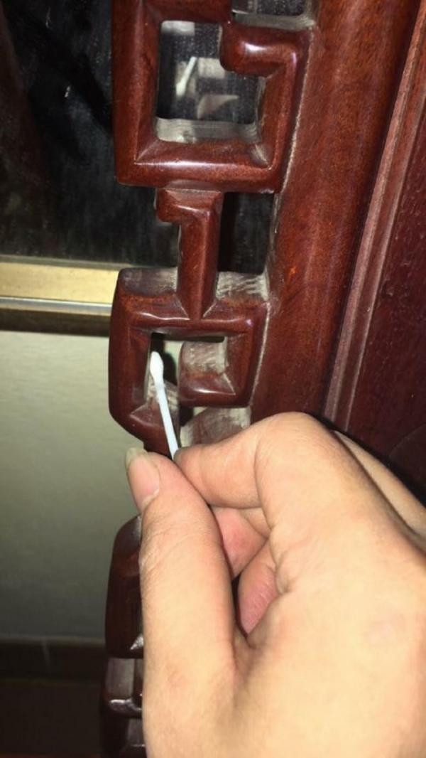 Bàn ghế càng được chạm trổ công phu với nhiều chi tiết cầu kỳ, người dọn càng vất vả.