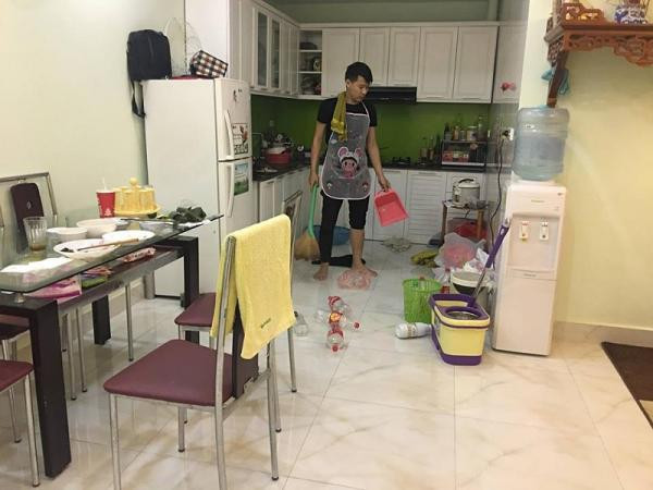 Không chỉ bàn ghế họa tiết mà vô số những đồ đạc trong nhà đều phải tháo ra, lắp lại, quét bụi, sắp xếp lại tươm tất một lượt.