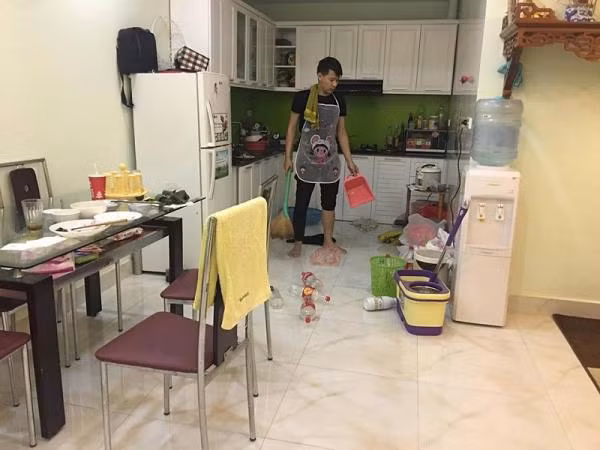 Không chỉ bàn ghế họa tiết mà vô số những đồ đạc trong nhà đều phải tháo ra, lắp lại, quét bụi, sắp xếp lại tươm tất một lượt.