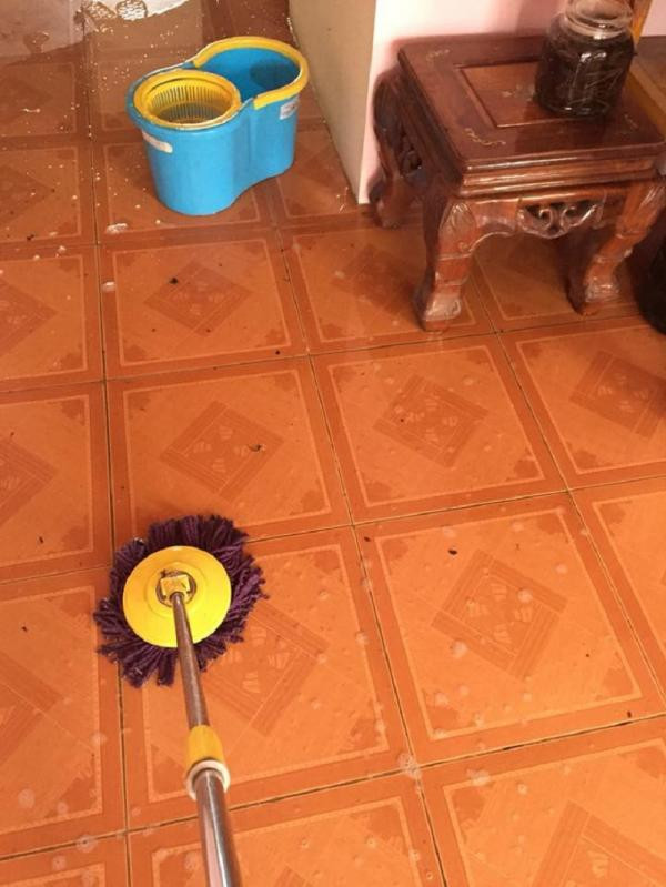 Thường ngày chỉ cần quét một lượt là được, còn ngày Tết là phải nhấc từng chân bàn, lùa từng hộc tủ, từng góc trong gầm giường.