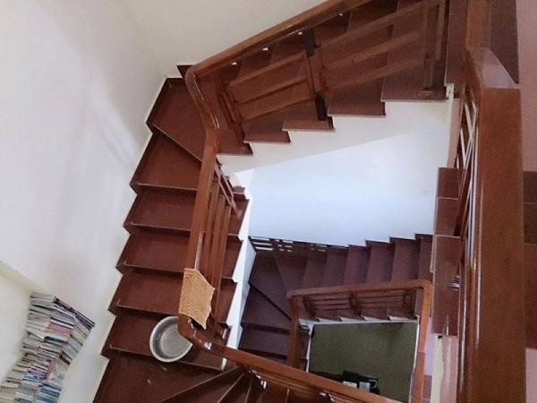 Nhà nào mà có cầu thang như đường tàu lượn như vậy thì lau dọn nhà đến giao thừa cũng không xong.