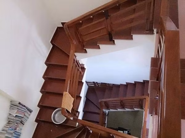 Nhà nào mà có cầu thang như đường tàu lượn như vậy thì lau dọn nhà đến giao thừa cũng không xong.