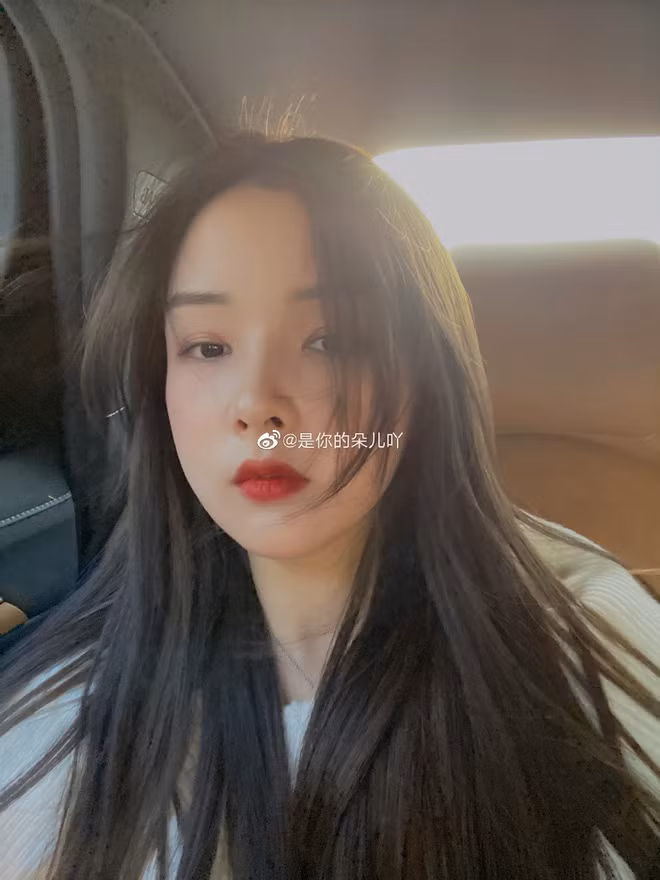 Về phần Đóa Nhi, cô nàng hiện tại không có nhiều thay đổi so với trước kia. Nàng hot girl quán net với mái tóc ngắn bồng bềnh ngày nào giờ đã để tóc dài và cô còn chăm chỉ thay đổi phong cách ăn mặc.