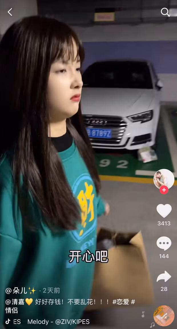 Thời gian gần đây, fan hâm mộ tỏ ra vô cùng bất ngờ khi biết "thánh thả thính" Đóa Nhi đã có bạn trai mới. Cặp đôi này còn rất chăm chỉ quay clip TikTok cho nhau gắn kèm hashtag #couple. Anh chàng này không ngại gọi Đóa Nhi là "vợ".