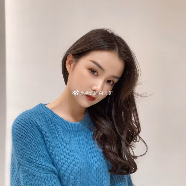 Sau khi bất ngờ nổi tiếng cô nghỉ việc ở quán net cũ, chuyển hướng sang làm người mẫu ảnh tự do và KOL trên mạng xã hội. Ảnh: Tổng hợp