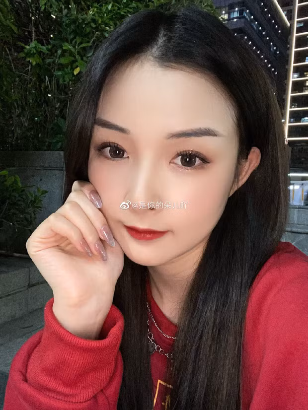 Phong cách ăn mặc của Đóa Nhi cũng chuyển từ kín đáo, dễ thương sang nóng bỏng và trưởng thành hơn.