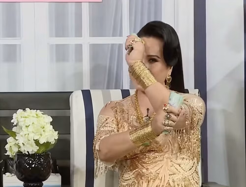 Đi đường quyền là trào lưu mạng xã hội khá hot trong năm 2020 vừa qua. Nguồn gốc của câu nói này xuất phát từ đoạn trích trong câu nói “Bữa nay có tiền đi đường quyền mạnh ghê” của cô Võ Minh Hiếu