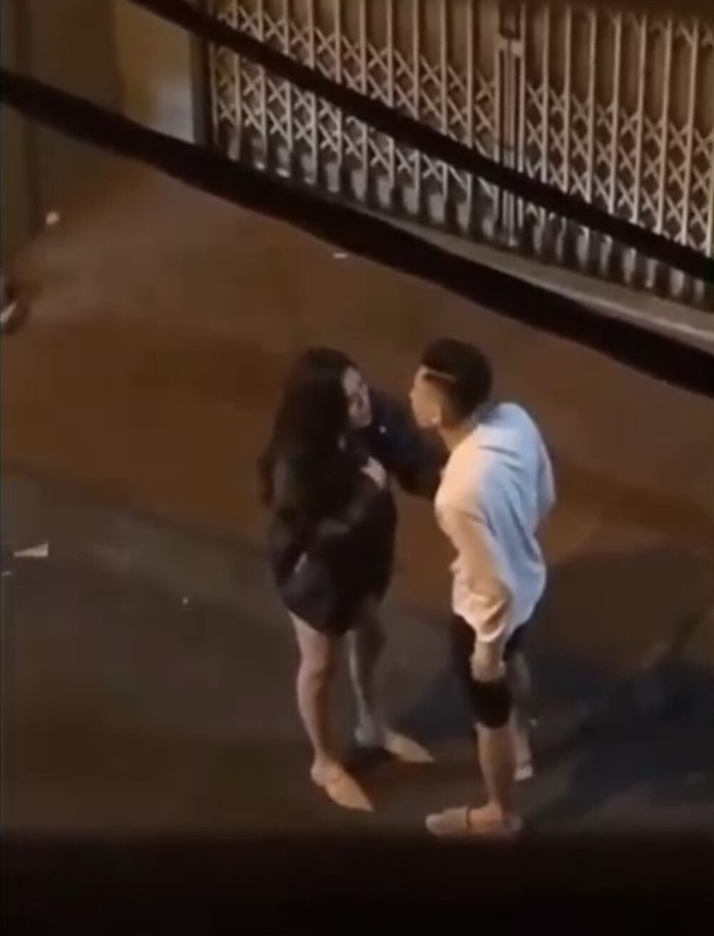 Câu nói "Hải, quay xe" xuất phát từ một đoạn clip được lan truyền trên mạng xã hội quay lại cảnh đôi bạn trẻ đang cãi vã với nhau về việc cô gái phản bội chàng trai. Câu nói hài hước này đã trở thành trend mạng xã hội và truyền tay nhau với "tần số" cực mạnh.