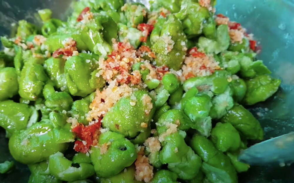 Đi đường quyền là trào lưu khá hot trên mạng xã hội trong năm 2020 vừa qua. Nguồn gốc của câu nói này xuất phát từ đoạn trích trong câu nói “Bữa nay có tiền đi đường quyền mạnh ghê” của cô Võ Minh Hiếu. Ở ngoài đời, cà na là tên của một loại quả có vị chua và chát.