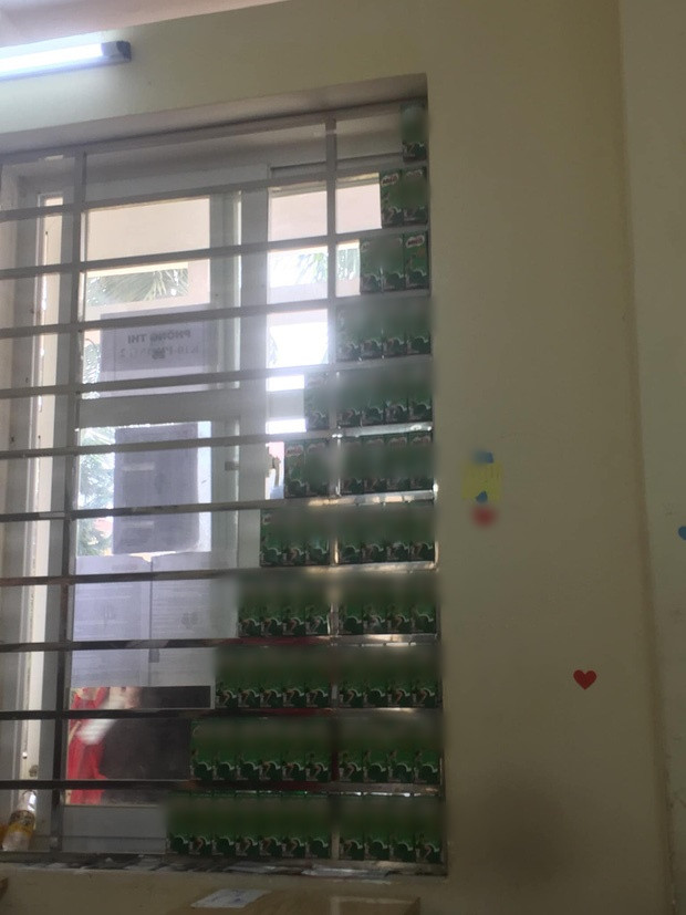 Không có trà xanh các cô cậu học trò đã lấy tạm sữa màu xanh lá cây thay thế.